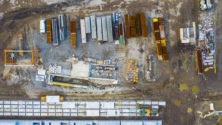 Luftaufnahme von fertigen Betonplatten und verwandten Produkten in einer Betonproduktionsanlage in der Nachmittagssonne in Aurora, IL, USA - AAEF03431
