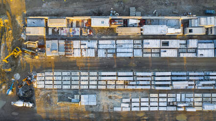 Luftaufnahme von fertigen Betonplatten und verwandten Produkten in einer Betonproduktionsanlage in der Nachmittagssonne in Aurora, IL, USA - AAEF03434