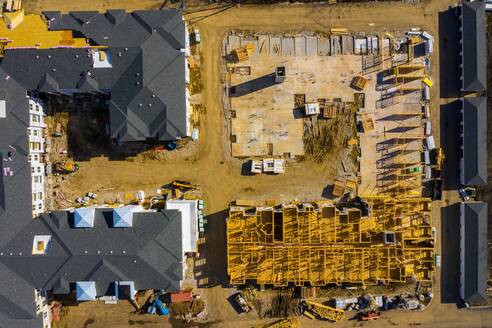 Luftaufnahme der Baustelle einer Wohnanlage in Naperville, IL, USA - AAEF03449