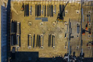 Luftaufnahme der Baustelle einer Produktionsstätte im frühen Morgenlicht in Lisle, IL, USA - AAEF03455