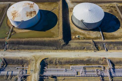 LEMONT, IL, USA - 20. APRIL 2019: Luftaufnahme einer petrochemischen Verarbeitungsanlage und Lagereinrichtungen im frühen Morgenlicht. - AAEF03462
