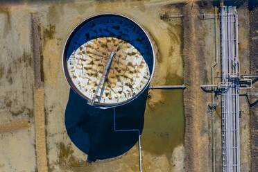 Luftaufnahme einer petrochemischen Verarbeitungsanlage und Lagereinrichtungen im frühen Morgenlicht in Lemont, IL in den Vereinigten Staaten. - AAEF03465