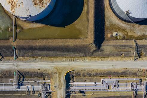 Luftaufnahme einer petrochemischen Verarbeitungsanlage und Lagereinrichtungen im frühen Morgenlicht in Lemont, IL in den Vereinigten Staaten. - AAEF03466