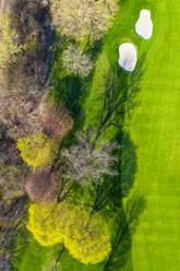 Luftaufnahme eines Golfplatzes mit Fairway und Sandbänken im zeitigen Frühjahr, die eine abstrakt wirkende Perspektive im Naperville Country Club in Napervile, IL - USA, schaffen - AAEF03482