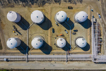 Luftaufnahme einer petrochemischen Verarbeitungsanlage und Lagereinrichtungen im frühen Morgenlicht in Lemont, IL - USA. - AAEF03496