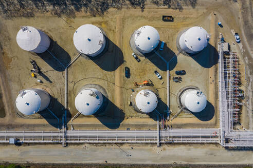 Luftaufnahme einer petrochemischen Verarbeitungsanlage und Lagereinrichtungen im frühen Morgenlicht in Lemont, IL - USA. - AAEF03496