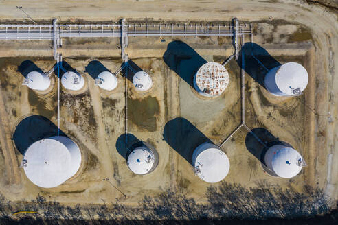 Luftaufnahme einer petrochemischen Verarbeitungsanlage und Lagereinrichtungen im frühen Morgenlicht in Lemont, IL - USA. - AAEF03498