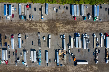 Luftaufnahme von geparkten Sattelschleppern und Autos auf einem Parkplatz in Romeoville, IL - USA - AAEF03510