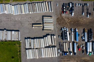 Luftaufnahme von geparkten Sattelschleppern und Autos auf einem Parkplatz in Romeoville, IL - USA - AAEF03511