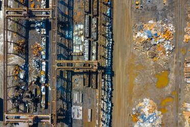 Luftaufnahme von Eisenbahnwaggons, Metallschrott und fertigen Stahlprodukten in einer modernen Stahlproduktionsanlage am Ufer des Michigansees in Indiana. - AAEF03527