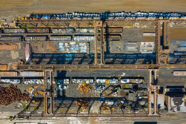 Luftaufnahme von Eisenbahnwaggons, Metallschrott und fertigen Stahlprodukten in einer modernen Stahlproduktionsanlage am Ufer des Michigansees in Indiana. - AAEF03528