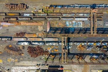 Luftaufnahme von Eisenbahnwaggons, Metallschrott und fertigen Stahlprodukten in einer modernen Stahlproduktionsanlage am Ufer des Michigansees in Indiana. - AAEF03529