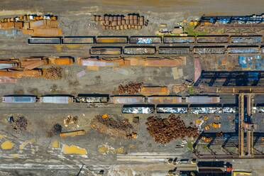 Luftaufnahme von Eisenbahnwaggons, Metallschrott und fertigen Stahlprodukten in einer modernen Stahlproduktionsanlage am Ufer des Michigansees in Indiana. - AAEF03530