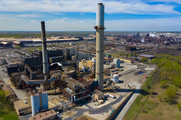 BURNS HARBOR, INDIANA, USA - 14. MAI 2019: Luftaufnahme einer modernen Stahlproduktionsanlage am Ufer des Michigansees in Indiana, USA - AAEF03540