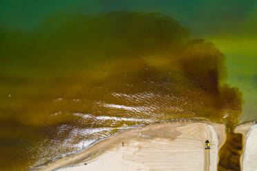 Luftaufnahme des Strandes und der Uferlinie des Michigansees im Indiana Dunes National Lakeshore in Indiana in den Vereinigten Staaten. - AAEF03543