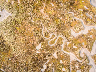 Luftaufnahme der Lagune Ria Formosa, Naturpark an der Algarve, im Süden Portugals - AAEF03620