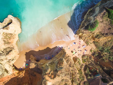 Luftbildaufnahme des von Klippen umgebenen Pinh√£o Beach in Lagos, Portugal - AAEF03623