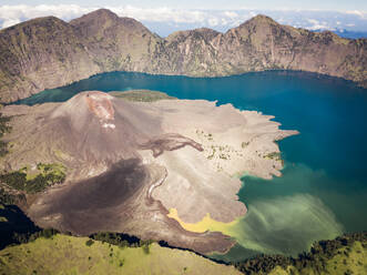 Luftaufnahme des Kratersees des Vulkans Rinjani auf der Insel Lombok in Indonesien - AAEF03625