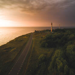 Luftaufnahmen von zwei Leuchttürmen an der Ostseeküste in Estland - AAEF03632