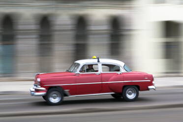 Kameraschwenk eines amerikanischen Oldtimers auf dem Malecon, Havanna, Kuba, Westindien, Karibik, Mittelamerika - RHPLF01024