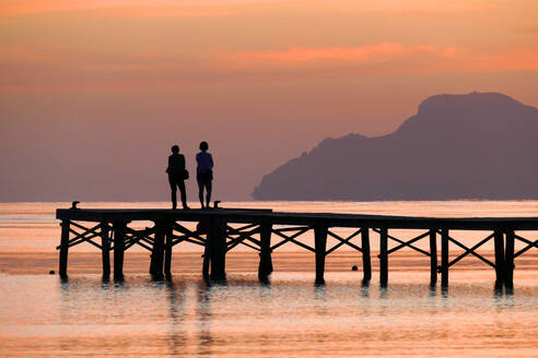 Morgenstimmung an der Anlegestelle, Playa Muro bei Alcudia, Mallorca, Balearische Inseln, Spanien, Mittelmeer, Europa - RHPLF01036