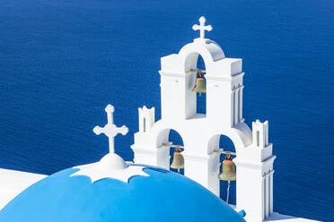 Blaue Kuppel und Glockenturm, St. Gerasimos Kirche, Firostefani, Fira, Santorin (Thira), Kykladen, Griechische Inseln, Griechenland, Europa - RHPLF01048