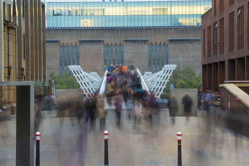 Millennium Bridge und die Tate Gallery, London, England, Vereinigtes Königreich, Europa - RHPLF01056