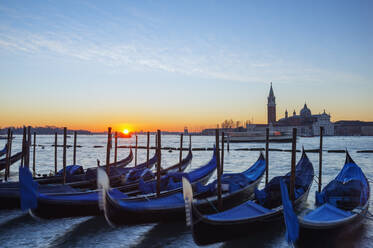 Gondeln und Kirche San Giorgio Maggiore über Bacino di San Marco, Sonnenaufgang in der Lagune von Venedig, Venedig, UNESCO-Weltkulturerbe, Venetien, Italien, Europa - RHPLF01070