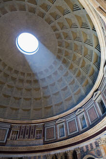 Ein Lichtstrahl durch die Kuppel des Pantheons, UNESCO-Weltkulturerbe, Rom, Latium, Italien, Europa - RHPLF01082