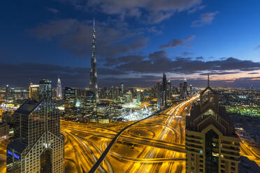 Der Burj Khalifa Dubai, Blick von oben über die Sheikh Zayed Road und die Financial Centre Road Interchange, Downtown Dubai, Dubai, Vereinigte Arabische Emirate, Naher Osten - RHPLF01088