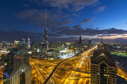 Der Burj Khalifa Dubai, Blick von oben über die Sheikh Zayed Road und die Financial Centre Road Interchange, Downtown Dubai, Dubai, Vereinigte Arabische Emirate, Naher Osten - RHPLF01088