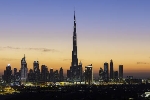 Blick von oben auf die neue Skyline von Dubai, den Burj Khalifa, moderne Architektur und Wolkenkratzer an der Sheikh Zayed Road, Dubai, Vereinigte Arabische Emirate, Naher Osten - RHPLF01090