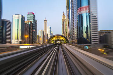 POV auf die moderne fahrerlose Hochbahn der Metro Dubai, die entlang der Sheikh Zayed Road verläuft, Dubai, Vereinigte Arabische Emirate, Naher Osten - RHPLF01092