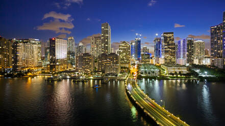 Blick von Brickell Key, einer kleinen Insel mit Wohntürmen, auf die Skyline von Miami, Miami, Florida, Vereinigte Staaten von Amerika, Nordamerika - RHPLF01094