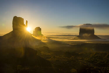 Monument Valley bei Sonnenaufgang, Arizona, Vereinigte Staaten von Amerika, Nordamerika - RHPLF01101