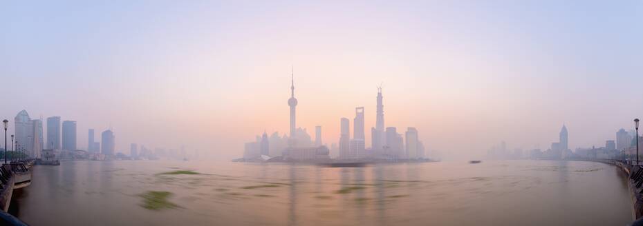 Skyline von Pudong über den Huangpu-Fluss, einschließlich Oriental Pearl Tower, Shanghai World Financial Center und Shanghai Tower, Shanghai, China, Asien - RHPLF01106