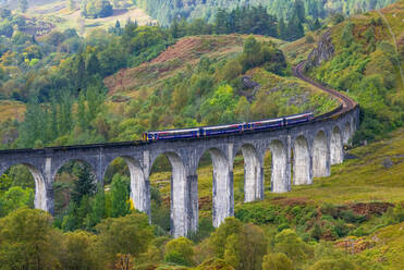 Zug auf dem Viadukt der Glenfinnan Railway, Teil der West Highland Line, Glenfinnan, Loch Shiel, Highlands, Schottland, Vereinigtes Königreich, Europa - RHPLF01108