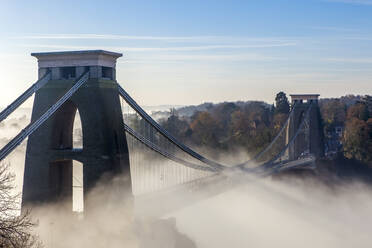 Clifton Suspension Bridge an einem nebligen Morgen, Bristol, England, Vereinigtes Königreich, Europa - RHPLF01115
