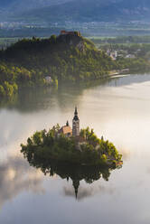 Insel Bled und Burg Bled bei Sonnenaufgang, Julische Alpen, Gorenjska, Slowenien, Europa - RHPLF01116