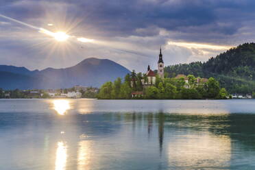 Bleder See bei Sonnenaufgang mit der Kirche auf der Insel Bled, Region Gorenjska, Slowenien, Europa - RHPLF01117