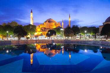 Hagia Sophia (Aya Sofya) (Santa Sofia), UNESCO-Weltkulturerbe, Spiegelung bei Nacht, Sultanahmet Square Park, Istanbul, Türkei, Europa - RHPLF01118