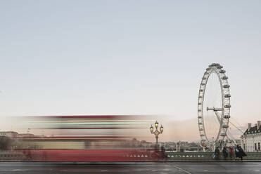 Das London Eye, mit rotem Londoner Bus auf der Westminster Bridge bei Sonnenuntergang, South Bank, London, England, Vereinigtes Königreich, Europa - RHPLF01123