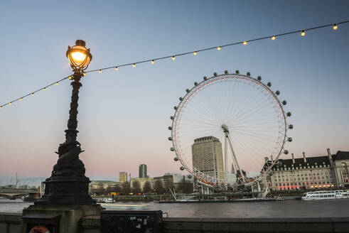 Das Riesenrad London Eye (Millennium Wheel) von Westminster aus gesehen, London, England, Vereinigtes Königreich, Europa - RHPLF01124