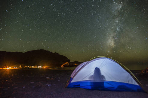 Nachtansicht der Milchstraße mit beleuchtetem Zelt im Vordergrund, Himalaya Beach, Sonora, Mexiko, Nordamerika - RHPLF01133