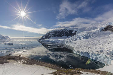 Eisbedeckte Gewässer, umgeben von eisbedeckten Bergen und Gletschern in Neko Harbor, Antarktis, Polarregionen - RHPLF01136