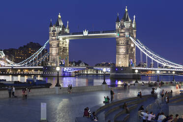 Touristen vor der City Hall, Themse und Tower Bridge, London, England, Vereinigtes Königreich, Europa - RHPLF01152