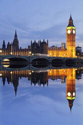 Big Ben und die Houses of Parliament, UNESCO-Weltkulturerbe, und Westminster Bridge spiegeln sich in der Themse, London, England, Vereinigtes Königreich, Europa - RHPLF01154