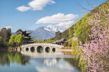 Schwarzer Drachenteich mit Mondumarmungspagode und Suocui-Brücke im Jadequellpark von Lijiang, Yunnan, China, Asien - RHPLF01160