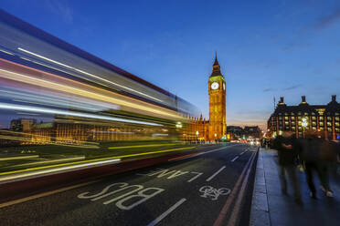 Doppeldecker-Bus fährt in Richtung Big Ben (Elizabeth Tower), am nördlichen Ende des Palace of Westminster, London, England, Vereinigtes Königreich, Europa - RHPLF01180