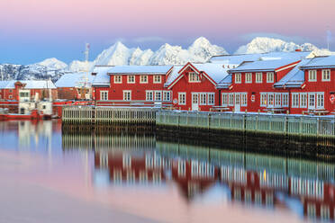 Rosa Sonnenuntergang über den typischen roten Häusern, die sich im Meer spiegeln, Svolvaer, Lofoten Inseln, Arktis, Norwegen, Skandinavien, Europa - RHPLF01182